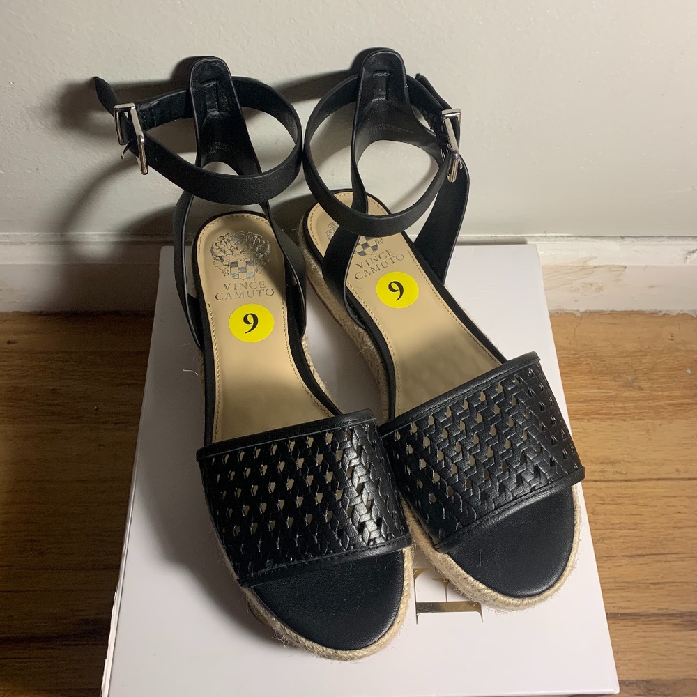 Black Flat-form Sandals with Straps